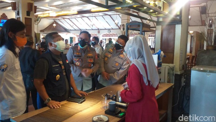 Pemkot Bandung mulai simulasi prokes di rumah makan