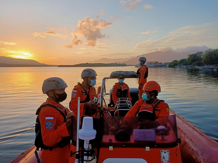 Pencarian korban terjun ke laut di Selat Bali (Dok. Basarnas Bali)