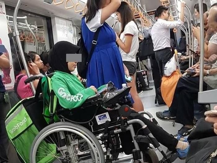 Pengantar makanan pakai kursi roda Salut! 5 Kurir Pengantar Makanan Ini Antarkan Pesanan pakai Kursi Roda