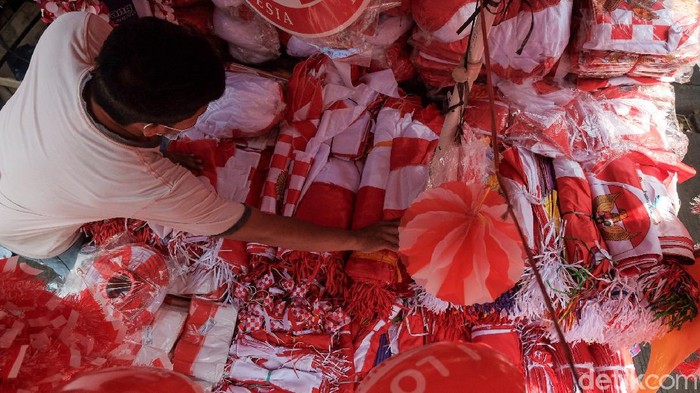 Penjual Bendera Musiman Mulai Marak Memasuki bulan Agustus dan menjelang HUT RI, penjual bendera merah putih mulai menjamur. Salah satunya terpantau di bilangan Kebayoran Lama, Jakarta Selatan.
