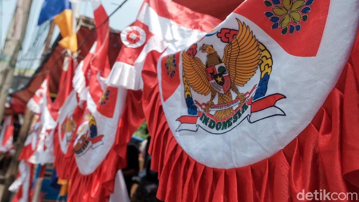 Memasuki bulan Agustus dan menjelang HUT RI, penjual bendera merah putih mulai menjamur. Salah satunya terpantau di bilangan Kebayoran Lama, Jakarta Selatan.