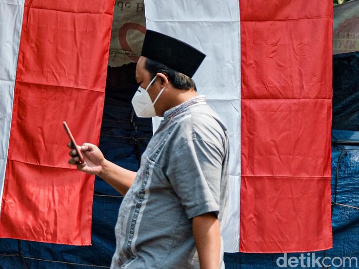 Memasuki bulan Agustus dan menjelang HUT RI, penjual bendera merah putih mulai menjamur. Salah satunya terpantau di bilangan Kebayoran Lama, Jakarta Selatan.
