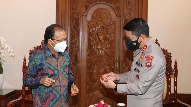 Penyerahan penghargaan kepada Gubernur Bali (Dok. Polda Bali)