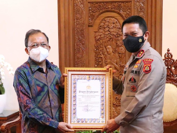 Penyerahan penghargaan kepada Gubernur Bali (Dok. Polda Bali)