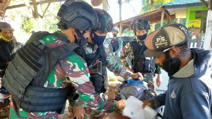 Satgas Pamtas RI-PNG Yonif 131/BRS mengamankan orang yang diduga merupakan anggota Organisasi Papua Merdeka