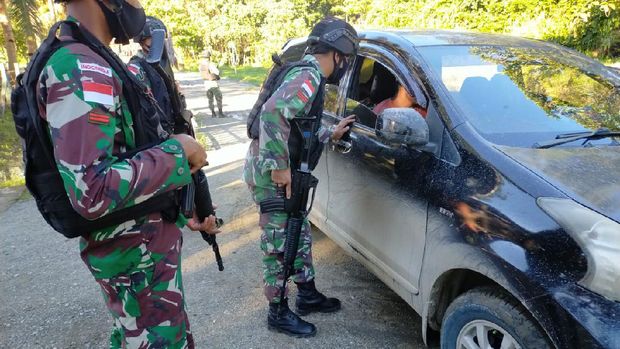 Satgas Pamtas RI-PNG Yonif 131/BRS mengamankan orang yang diduga merupakan anggota Organisasi Papua Merdeka