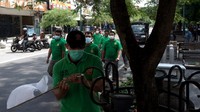 Satpol PP D.I Yogyakarta pun kemudian mencopot bendera putih yang dipasang Pedagang Kaki Lima (PKL) Malioboro usai aksi Malioboro Berkabung di Jalan Malioboro, Yogyakarta.  