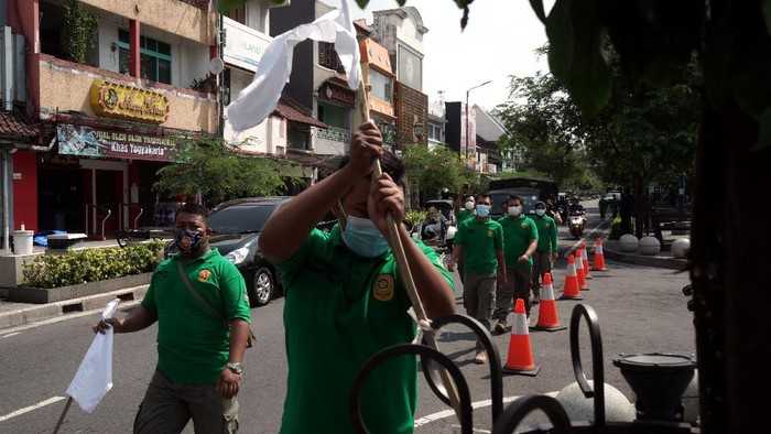 Bendera putih menghiasi kawasan Malioboro, Yogyakarta. Bendera itu muncul sebagai simbol PKL yang tengah berkabung akibat terdampak PPKM di masa pandemi.
