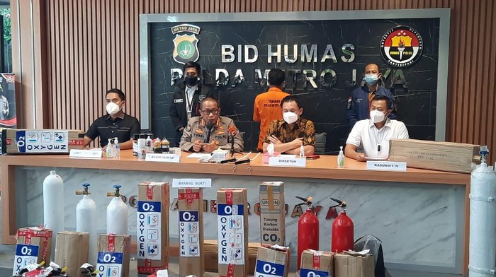 Polda Metro bongkar modifikasi ratusan tabung oksigen dari tabung APAR (Yogi/detikcom)