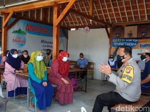 Sambangi Pelaku UMKM Bojonegoro, Polisi Sosialisasi Relaksasi dan Bagi Bansos