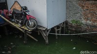 Sementara untuk keperluan air para warga memilih membeli air pikulan sebanyak enam jeriken untuk keperluan memasak dan minum.  