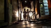 Bukan tanpa solusi, Maret 2014 saat Jokowi menjadi Gubernur DKI Jakarta kampung ini sempat dikeringkan dengan memindahkan sementara warga namun hasilnya hingga kini warga tetap mengapung.