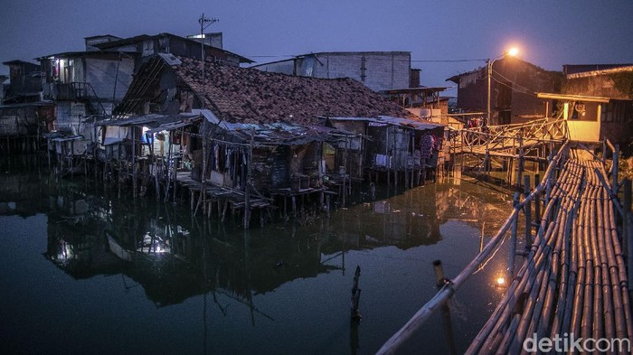 Sebuah kampung berdiri di atas air yang berada di kawasan Jakarta Barat. Puluhan tahun hidup di atas air membuat kampung ini akrab dengan sebutan Kampung Apung.