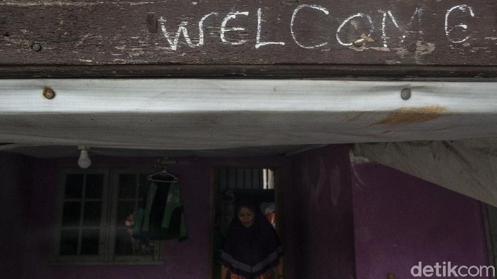 Sebuah kampung berdiri di atas air yang berada di kawasan Jakarta Barat. Puluhan tahun hidup di atas air membuat kampung ini akrab dengan sebutan Kampung Apung.