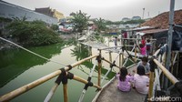 Di tahun-tahun itu pula muncul pengembang dan puncaknya tahun 1990 kawasan ini mulai terendam imbas daerah resapan air untuk irigasi sawah produktif warga dan saluran air menuju Kali Angke ditimbun.
