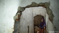 Salah satunya Nani (63) yang telah menetap sejak  tahun 1983 hingga kini, rumah yang ditempatinya merupakan warisan dari neneknya dan tetap dirawat.