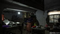 Di dalam rumahnya ia bercerita bahwa jika musim penghujan tiba air dengan cepat meninggi hingga sebahu. Nani juga menunjukkan bagian dalam rumahnya yang terus ditinggikan agar tidak kalah dengan air.  