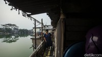 Bukan hanya Nani, di Kampung ini terdapat 200 keluarga yang tinggal “mengapung” di daerah seluas tiga hektar.