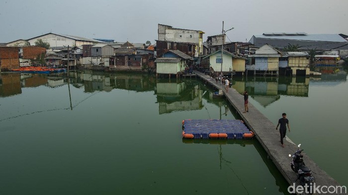 Sebuah kampung berdiri di atas air yang berada di kawasan Jakarta Barat. Puluhan tahun hidup di atas air membuat kampung ini akrab dengan sebutan Kampung Apung.