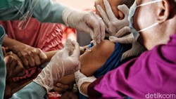 Program vaksinasi COVID-19 terus digencarkan di Ibu Kota Jakarta. Kali ini giliran sejumlah anak berkebutuhan khusus di Jakarta Utara disuntik vaksin COVID-19.