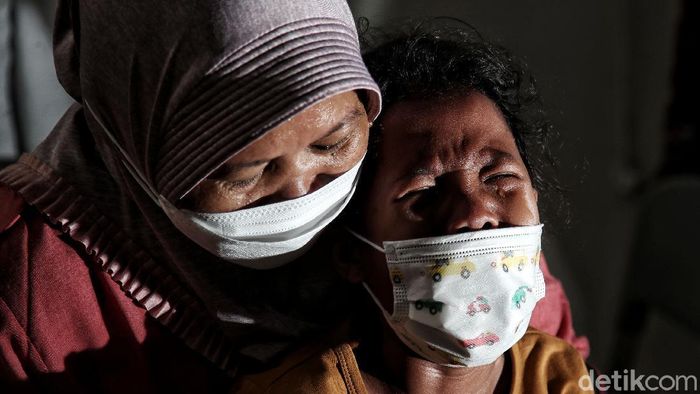 Potret Vaksinasi COVID-19 untuk Anak Berkebutuhan Khusus di Jakarta Program vaksinasi COVID-19 terus digencarkan di Ibu Kota Jakarta. Kali ini giliran sejumlah anak berkebutuhan khusus di Jakarta Utara disuntik vaksin COVID-19.