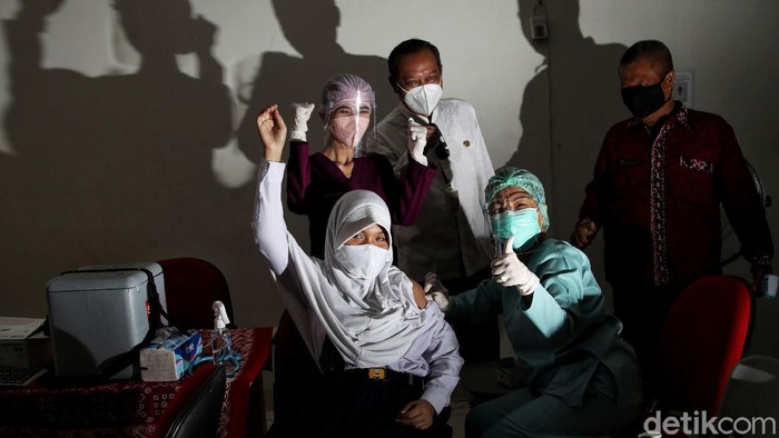 Program vaksinasi COVID-19 terus digencarkan di Ibu Kota Jakarta. Kali ini giliran sejumlah anak berkebutuhan khusus di Jakarta Utara disuntik vaksin COVID-19.
