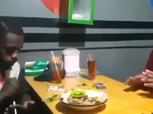 Pakai Bahasa Isyarat, Anggota TNI AU Ajak Ngobrol Warga Korban Injak Kepala
