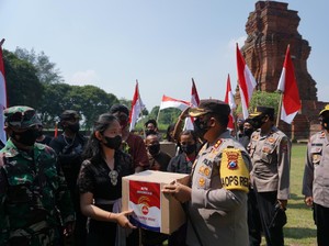 Pekerja Seni Mojokerto Kibarkan Bendera Merah Putih Meski Terpukul Pandemi