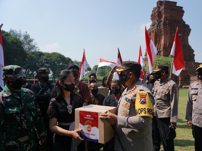 Puluhan Pekerja Seni Kibarkan Bendera Merah Putih di Candi Brahu Mojokerto Meski Terpukul Pandemi COVID-19