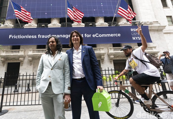 Robinhood IPO Baiju Bhatt, left, and Vladimir Tenev, Co-Founders of Robinhood, walk on Wall Street following their company's IPO at Nasdaq, Thursday, July 29, 2021 in New York. Robinhood is selling its own stock on Wall Street, the very place the online brokerage has rattled with its stated goal of democratizing finance. Through its app, Robinhood has introduced millions to investing and reshaped the brokerage industry, all while racking up a long list of controversies in less than eight years. (AP Photo/Mark Lennihan)