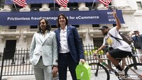 Robinhood merupakan perusahaan broker dan trading dengan tagline demokratisasi finansial. Robinhood didirikan 8 tahun lalu dan kerap menemui kasus kontroversial terkait platform bisnisnya. 