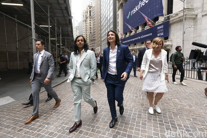 Robinhood IPO Baiju Bhatt, left, and Vladimir Tenev, Co-Founders of Robinhood, walk on Wall Street following their company's IPO at Nasdaq, Thursday, July 29, 2021 in New York. Robinhood is selling its own stock on Wall Street, the very place the online brokerage has rattled with its stated goal of democratizing finance. Through its app, Robinhood has introduced millions to investing and reshaped the brokerage industry, all while racking up a long list of controversies in less than eight years. (AP Photo/Mark Lennihan)