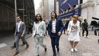 Baiju Bhatt (kiri) dan Vladimir Tenev tidak bisa menyembunyikan wajah suka cita usai perusahaan trading Robinhood melantai di bursa Nasdaq atau dikenal sebagai bursa Wall Street. 