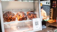 Racikan bumbu ayam panggang itu menggunakan rempah-rempah luar negeri seperti oregano, rosemary, cajun, dan bumbu lainnya. Ayam juga dimarinasi selama 12 jam, sehingga rasanya meresap hingga ke bagian dalam. Foto: detikFood/Yenny Mustika Sari