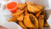 Untuk menikmati ayam panggang Amerika ini paling nikmat ditambahkan potato wedges yang empuk dan renyah di bagian luarnya. Foto: detikFood/Yenny Mustika Sari