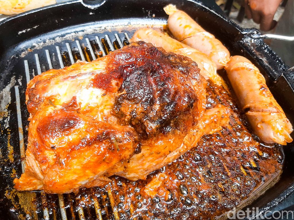 Rowstid Chikin: Ayam Panggang Amerika yang Gurih Juicy Dijual Pakai Bajaj. Berlokasi di Depan Taman Panglima Polim, Jakarta Selatan.