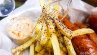 Friesnya renyah dan nikmat karena dibumbui dengan racikan garam, lada hitam, lada putih, dan bumbu bubuk lainnya. Foto: detikFood/Yenny Mustika Sari
