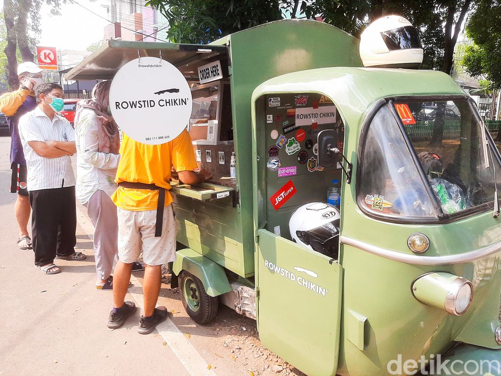 Rowstid Chikin: Ayam Panggang Amerika yang Gurih Juicy Dijual Pakai Bajaj. Berlokasi di Depan Taman Panglima Polim, Jakarta Selatan.