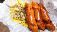 Seporsi Bratwurst Aromatic Shoestring (Rp 25 ribu) enak dinikmati sebagai camilan. Sosis ala Jerman ini disayat kemudian dipanggang dengan olesan bumbu dari ayam panggang. Foto: detikFood/Yenny Mustika Sari