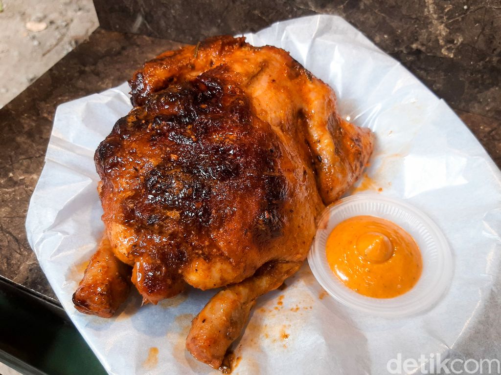 Rowstid Chikin: Ayam Panggang Amerika yang Gurih Juicy Dijual Pakai Bajaj. Berlokasi di Depan Taman Panglima Polim, Jakarta Selatan.