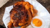 Ayam panggang utuh ini dibanderol Rp 100 ribu. Ayamnya empuk karena dipanggang menggunakan teknik slow cook dalam oven selama 3 jam. Foto: detikFood/Yenny Mustika Sari