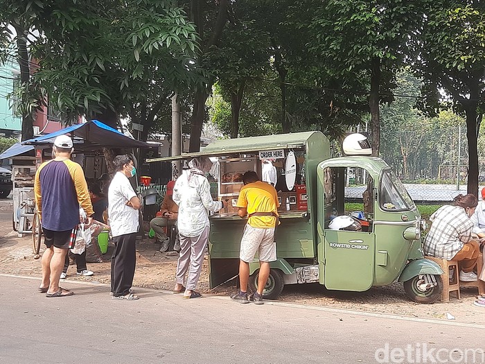 Rowstid Chikin: Ayam Panggang Amerika yang Gurih Juicy Dijual Pakai Bajaj. Berlokasi di Depan Taman Panglima Polim, Jakarta Selatan.