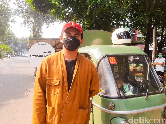 Rowstid Chikin: Ayam Panggang Amerika yang Gurih Juicy Dijual Pakai Bajaj. Berlokasi di Depan Taman Panglima Polim, Jakarta Selatan.
