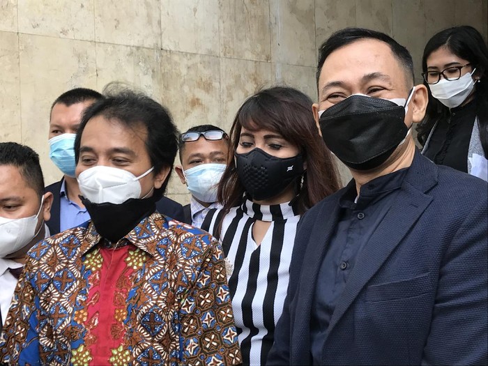 Roy Suryo dan Lucky Alamsyah memutuskan untuk berdamai.