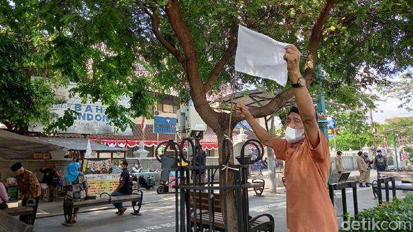 Pemasangan bendera putih di sepanjang Jalan Malioboro hanya bertahan satu jam. Bendera dipasang sebagai isyarat menyerah dari pelaku ekonomi di Malioboro menghadapi krisis COVID-19. (Heri Susanto/detikcom) Pemasangan bendera putih di sepanjang Jalan Malioboro hanya bertahan satu jam. Bendera dipasang sebagai isyarat menyerah dari pelaku ekonomi di Malioboro menghadapi krisis COVID-19. (Heri Susanto/detikcom)