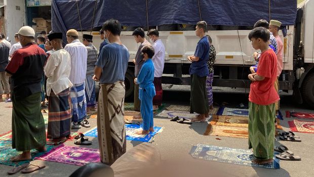 Salat Jumat di Masjid di kawasan Jakarta Barat.