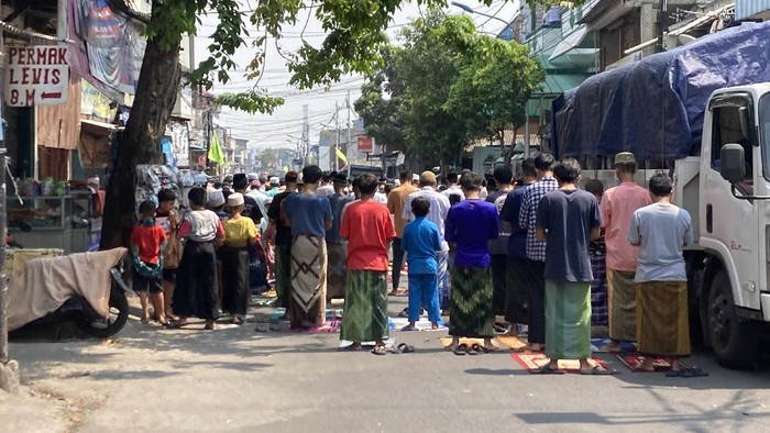 Salat Jumat di Masjid di kawasan Jakarta Barat.