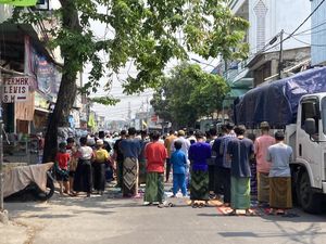Masjid di Jakbar Gelar Salat Jumat, Sejumlah Jemaah Tak Pakai Masker