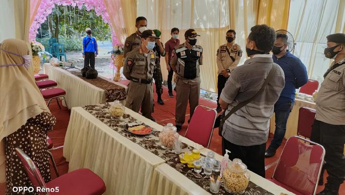 satpol PP Blitar bongkar tenda pernikahan
