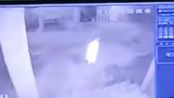 Screenshot video viral sosok putih gedor pintu warga di Batu Bara (dok. Facebook Asty Nirwana)